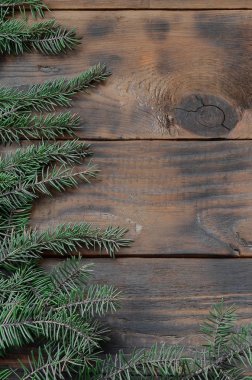 Noel dekorasyon için kullanılan rustik ahşap arka plan ağaç dalı. Çam kozalakları. Noel ve yeni yıl tema. Düz yatıyordu üstten görünüm