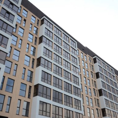 Yeni multy katlı sokak şehir bina konut. Beyaz gökyüzü altında Konut Evleri