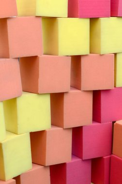 Duvar sarı ve kırmızı paralon yumuşak küpleri kuru havuzda, trambolin çocuk oyun merkezi