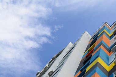 Yeni multy katlı konut binası ve mavi gökyüzü. Hayranları konut evler birçok windows ve hava durumu