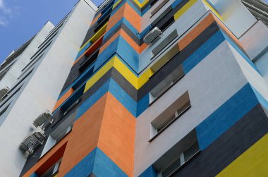 Yeni multy katlı konut binası ve mavi gökyüzü. Hayranları konut evler birçok windows ve hava durumu