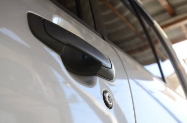 Siyah araba kapı kolu kapatın. Otomobil ekipmanları. Seçici odak