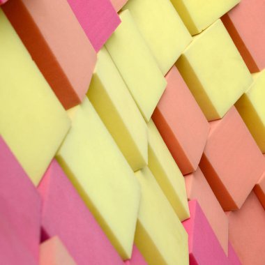 Duvar sarı ve kırmızı paralon yumuşak küpleri kuru havuzda, trambolin çocuk oyun merkezi