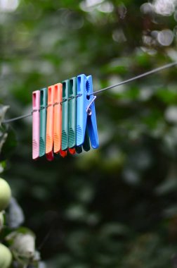 Clothespins dış house, elma ağacı ve bulanık arka plan asılı bir ip üzerinde