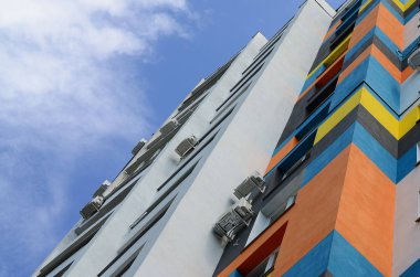 Yeni multy katlı konut binası ve mavi gökyüzü. Hayranları konut evler birçok windows ve hava durumu