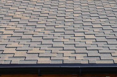 Modern çatı ve bacalar dekorasyon. Esnek asfalt veya perspektif içinde dikdörtgen şeklinde kayrak Zona.