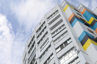 Yeni multy katlı konut binası ve mavi gökyüzü. Hayranları konut evler birçok windows ve hava durumu