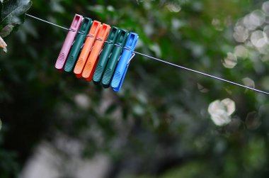 Clothespins dış house, elma ağacı ve bulanık arka plan asılı bir ip üzerinde