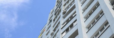Yeni multy katlı konut binası ve mavi gökyüzü. Hayranları konut evler birçok windows ve hava durumu