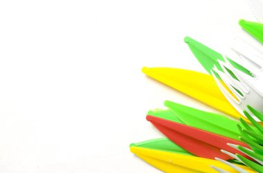 Parlak sarı, yeşil ve beyaz plastik mutfak eşyaları tek yığını kullanmak aletleri beyaz arka plan üzerinde