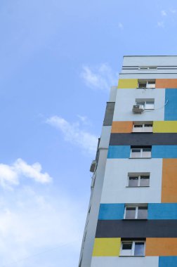 Yeni multy katlı konut binası ve mavi gökyüzü. Hayranları konut evler birçok windows ve hava durumu