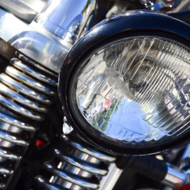 Eski klasik motosiklet ve krom parlak lamba parçası kadar kapatın