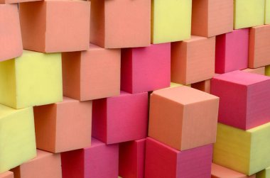 Duvar sarı ve kırmızı paralon yumuşak küpleri kuru havuzda, trambolin çocuk oyun merkezi