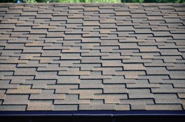 Modern çatı ve bacalar dekorasyon. Esnek asfalt veya perspektif içinde dikdörtgen şeklinde kayrak Zona.