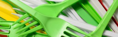 Parlak sarı, yeşil ve beyaz plastik mutfak eşyaları tekniği kullanılır. Ekolojik sorun. Plastik kirliliği