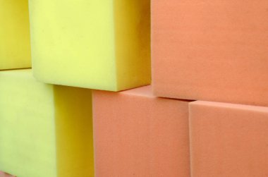 Duvar sarı ve kırmızı paralon yumuşak küpleri kuru havuzda, trambolin çocuk oyun merkezi