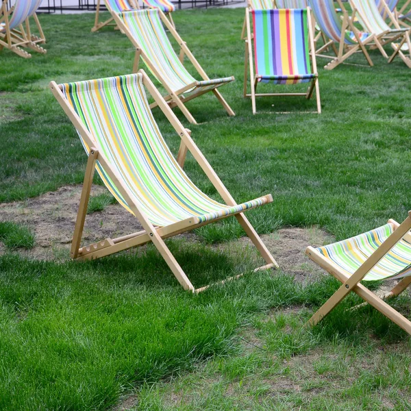 Chaise Lounge Trawnik Reszta Festiwalu Wakacjach Leżaki Ogrodowe Zielonej Trawie — Zdjęcie stockowe