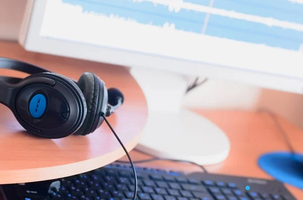 Grandes Auriculares Negros Encuentran Escritorio Madera Del Diseñador Sonido Lugar — Foto de Stock