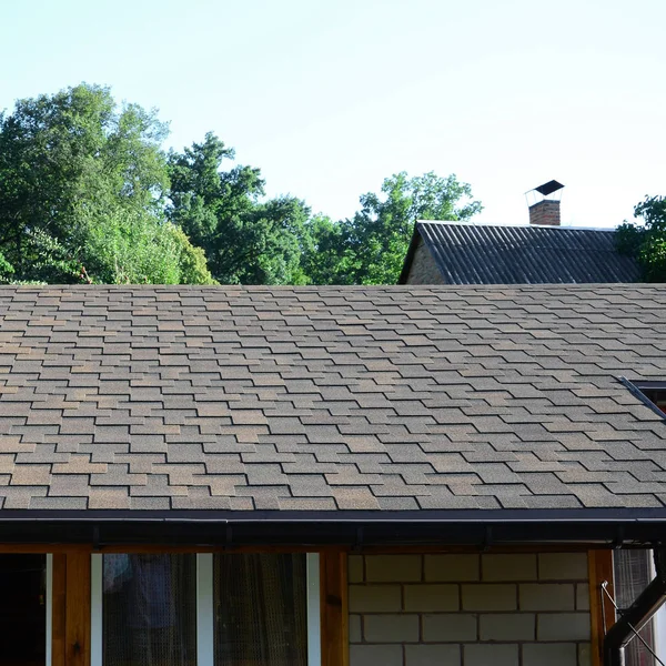 モダンな屋根と煙突の装飾 柔軟なアスファルトや視点で長方形にスレートの帯状疱疹 — ストック写真
