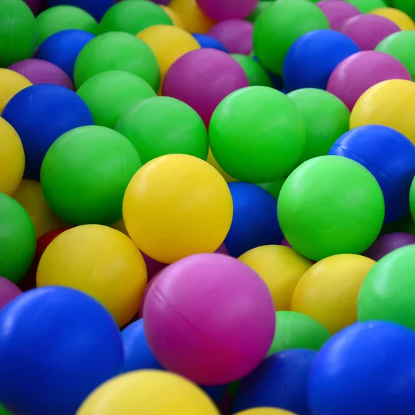 彩色塑料球在游戏室池 游泳池为乐趣和跳跃在彩色塑料球 — 图库照片