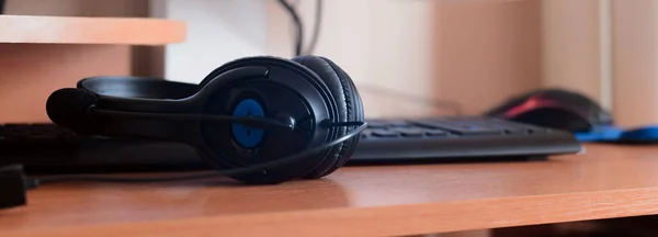 Big Black Headphones Lie Wooden Desktop Sound Designer Workplace Music — Stock Photo, Image