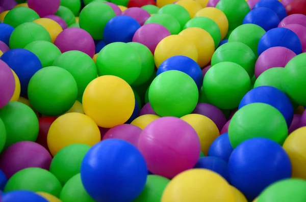 ゲーム部屋のプールで色のプラスチック ボール 楽しさと色のプラスチック ボールでジャンプのためスイミング プール — ストック写真