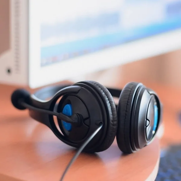 Grandes Auriculares Negros Encuentran Escritorio Madera Del Diseñador Sonido Lugar — Foto de Stock