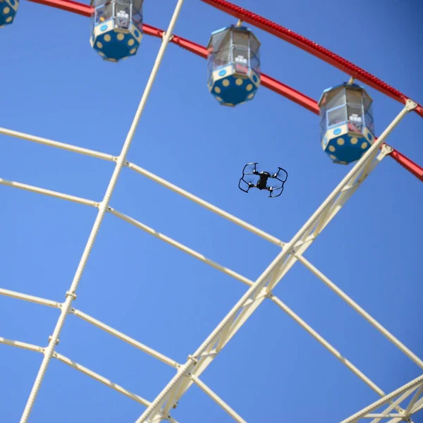 Drone Con Cámara Fotográfica Despegar Tierra Volar Para Tomar Foto — Foto de Stock
