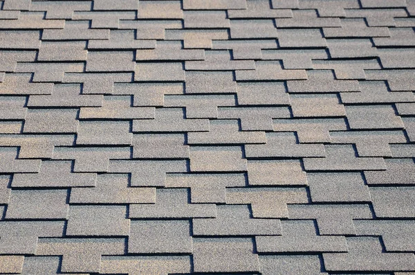 モダンな屋根と煙突の装飾 柔軟なアスファルトや視点で長方形にスレートの帯状疱疹 — ストック写真