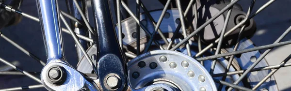 Close Fragmento Roda Brilhante Cromado Moto Clássico Velho — Fotografia de Stock