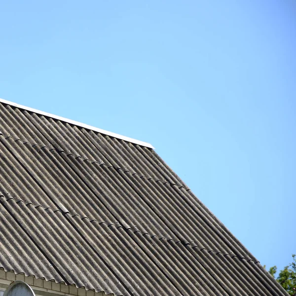 白い屋根は クールな節約をもたらします ホームズの暖かい気候で クールな屋根は までによって空気調節のコストを減らすことができます — ストック写真