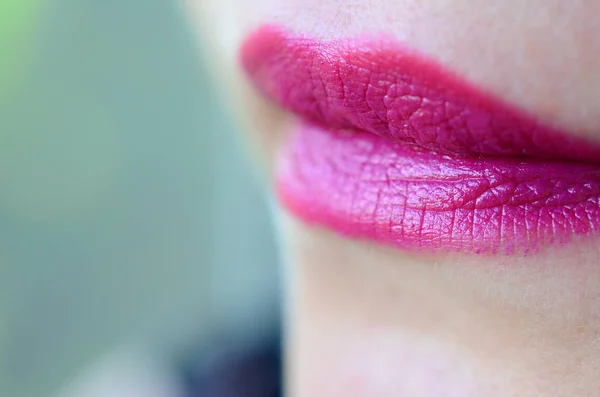 特写镜头美丽的女人嘴唇与光泽的紫红色口红 浅景深 — 图库照片