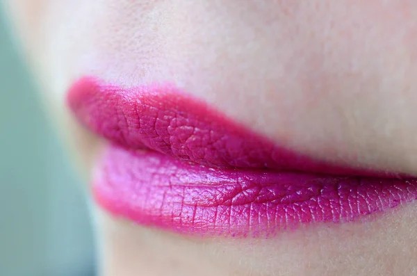 Primer Plano Hermosos Labios Mujer Con Lápiz Labial Fucsia Brillante —  Fotos de Stock