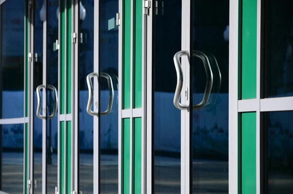 Maçaneta Porta Cromada Vidro Porta Alumínio Moderna Fora Prédio Escritórios — Fotografia de Stock