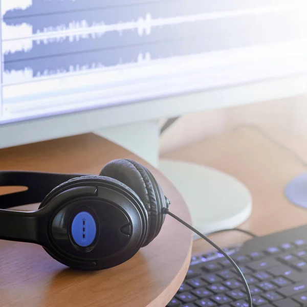 Grandes Auriculares Negros Encuentran Escritorio Madera Del Diseñador Sonido Lugar — Foto de Stock