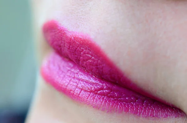 Close Shot Beautiful Woman Lips Glossy Fuchsia Lipstick Shallow Depth — Stock Photo, Image