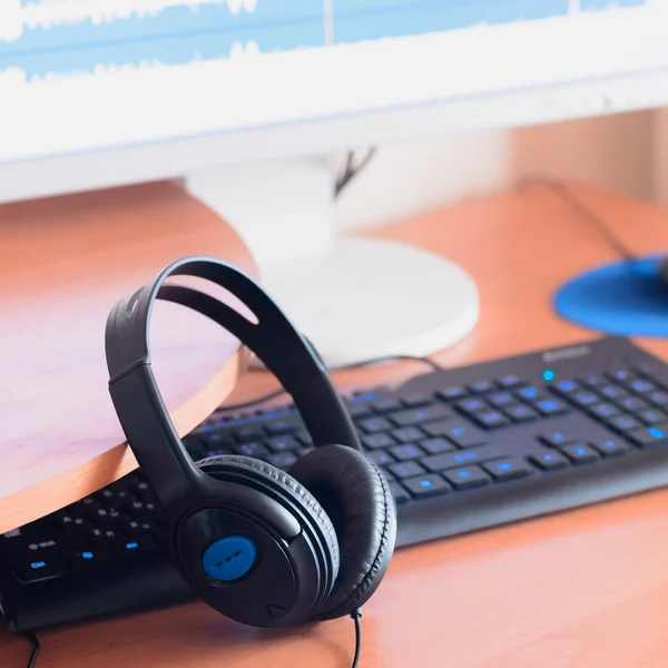 Grandes Auriculares Negros Encuentran Escritorio Madera Del Diseñador Sonido Lugar — Foto de Stock