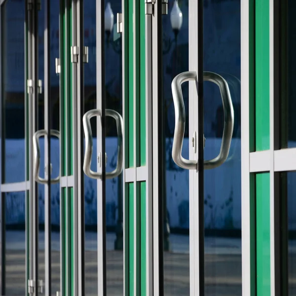 Maçaneta Porta Cromada Vidro Porta Alumínio Moderna Fora Prédio Escritórios — Fotografia de Stock