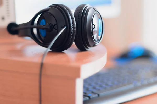 Grandes Auriculares Negros Encuentran Escritorio Madera Del Diseñador Sonido Lugar — Foto de Stock