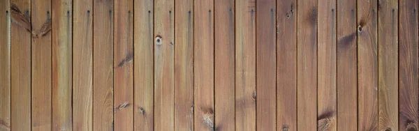 茶色の木製フェンス パネルをクローズ アップ 完全な壁として多くの垂直木製の板 — ストック写真