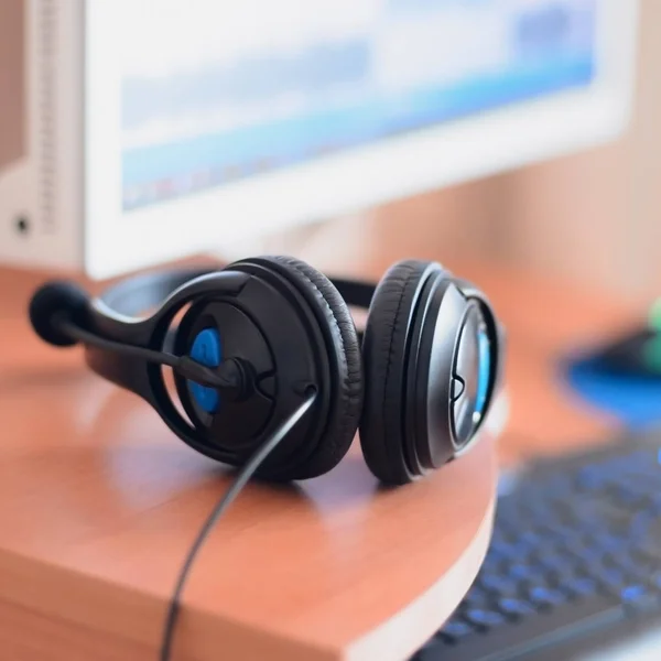 Grandes Auriculares Negros Encuentran Escritorio Madera Del Diseñador Sonido Lugar — Foto de Stock