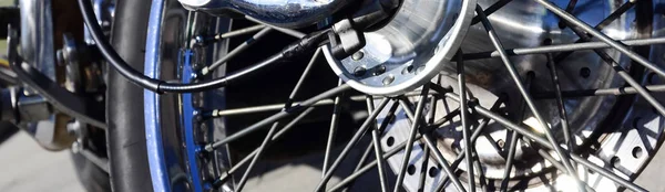Nahaufnahme Fragment Eines Verchromten Glänzenden Rades Eines Alten Klassischen Motorrads — Stockfoto