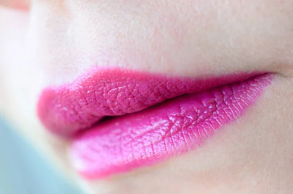 Nahaufnahme Schöner Frauenlippen Mit Glänzendem Fuchsia Lippenstift Geringe Schärfentiefe — Stockfoto