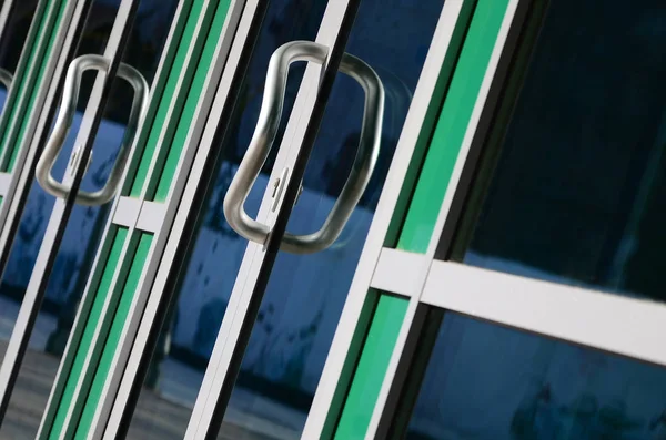 Maçaneta Porta Cromada Vidro Porta Alumínio Moderna Fora Prédio Escritórios — Fotografia de Stock