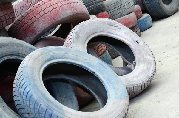 一张在垃圾场上留下的许多旧旧轮胎的照片 生态问题与灾害的图景 — 图库照片