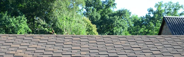 Modernes Dach Und Dekoration Von Schornsteinen Flexible Bitumen Oder Schieferschindeln — Stockfoto