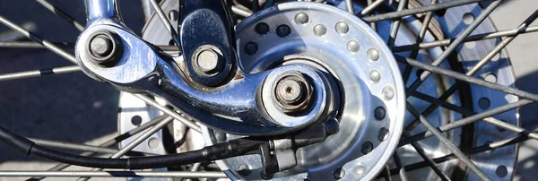 Fragment Błyszczące Chromowane Koła Stary Klasyczny Motocykl Bliska — Zdjęcie stockowe