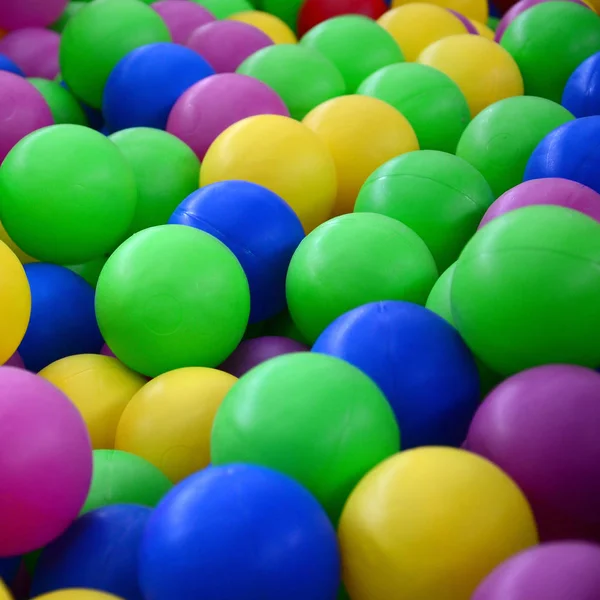 彩色塑料球在游戏室池 游泳池为乐趣和跳跃在彩色塑料球 — 图库照片