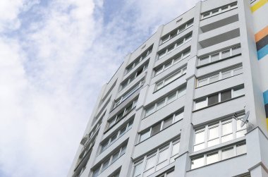 Yeni multy katlı konut binası ve mavi gökyüzü. Hayranları konut evler birçok windows ve hava durumu