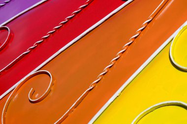 Metal doku dövme desenli renkli duvar parçasının. Gökkuşağı renkleri